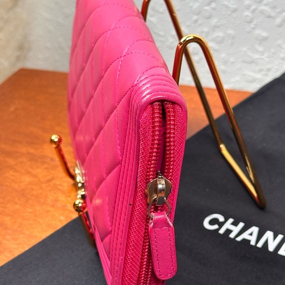 CHANEL le Boy Medium Gusset Zip Around Wallet Black Caviar Leather
Gold CC HW - Picture 5 of 8